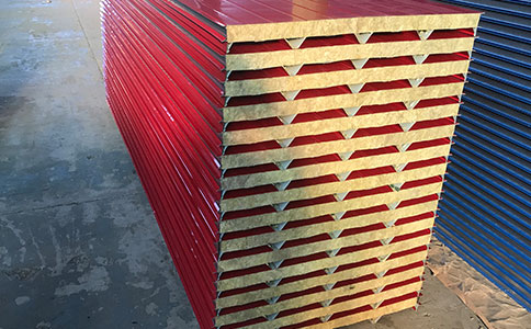 在安裝巖棉夾芯板時(shí)有哪些注意事項(xiàng)？